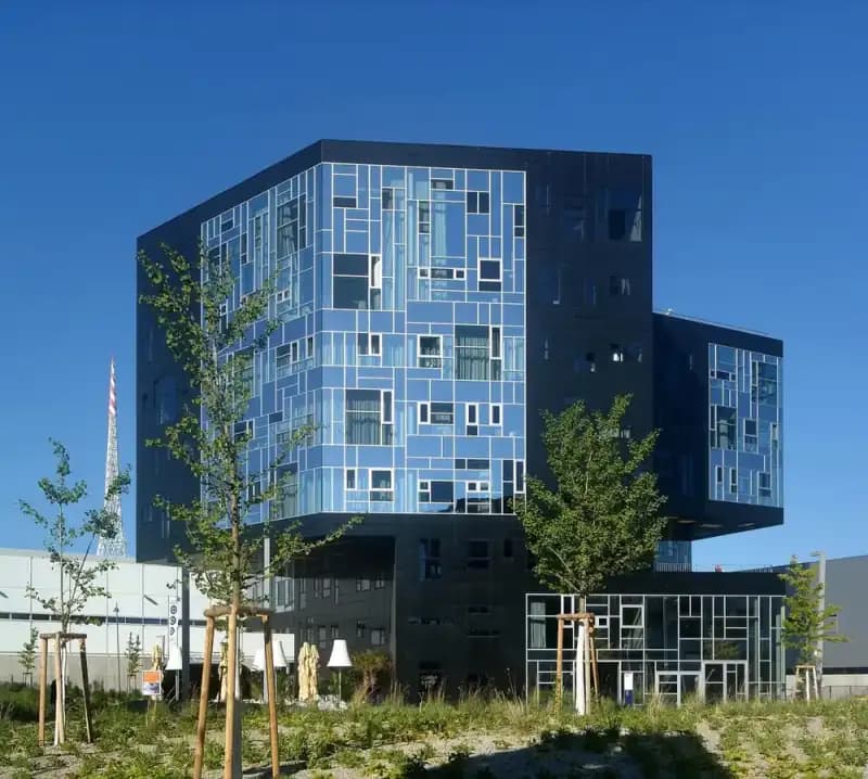 Illustrative campus setting for Escola Secundária Camões in Lisbon