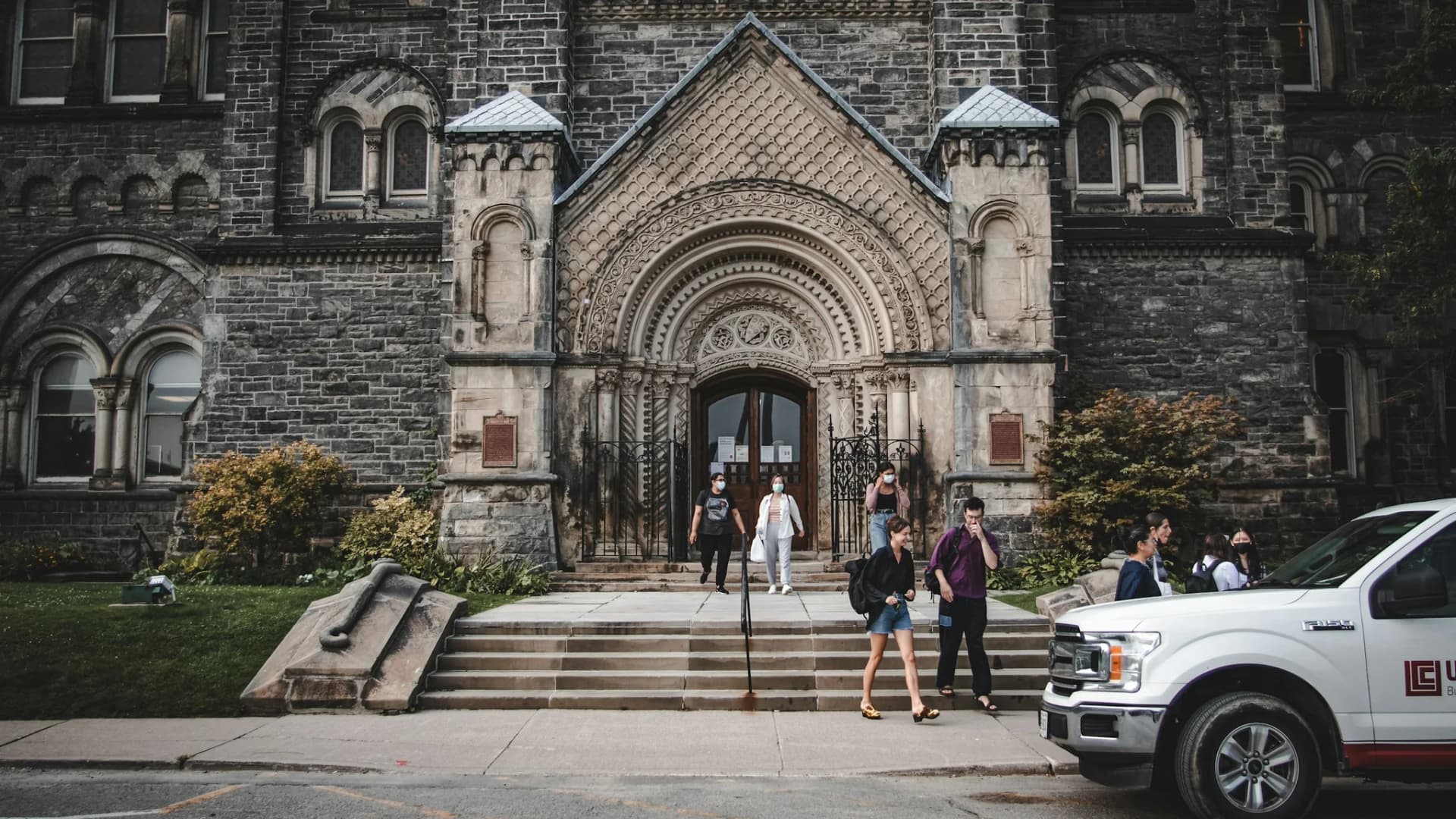 Vendor evaluation guide to admissions and enrollment Illustrative school scene for Vendor evaluation guide to admissions and enrollment