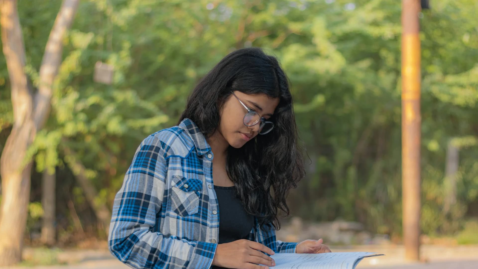 Support evaluation guide for admissions and enrollment Illustrative school scene for Support evaluation guide for admissions and enrollment